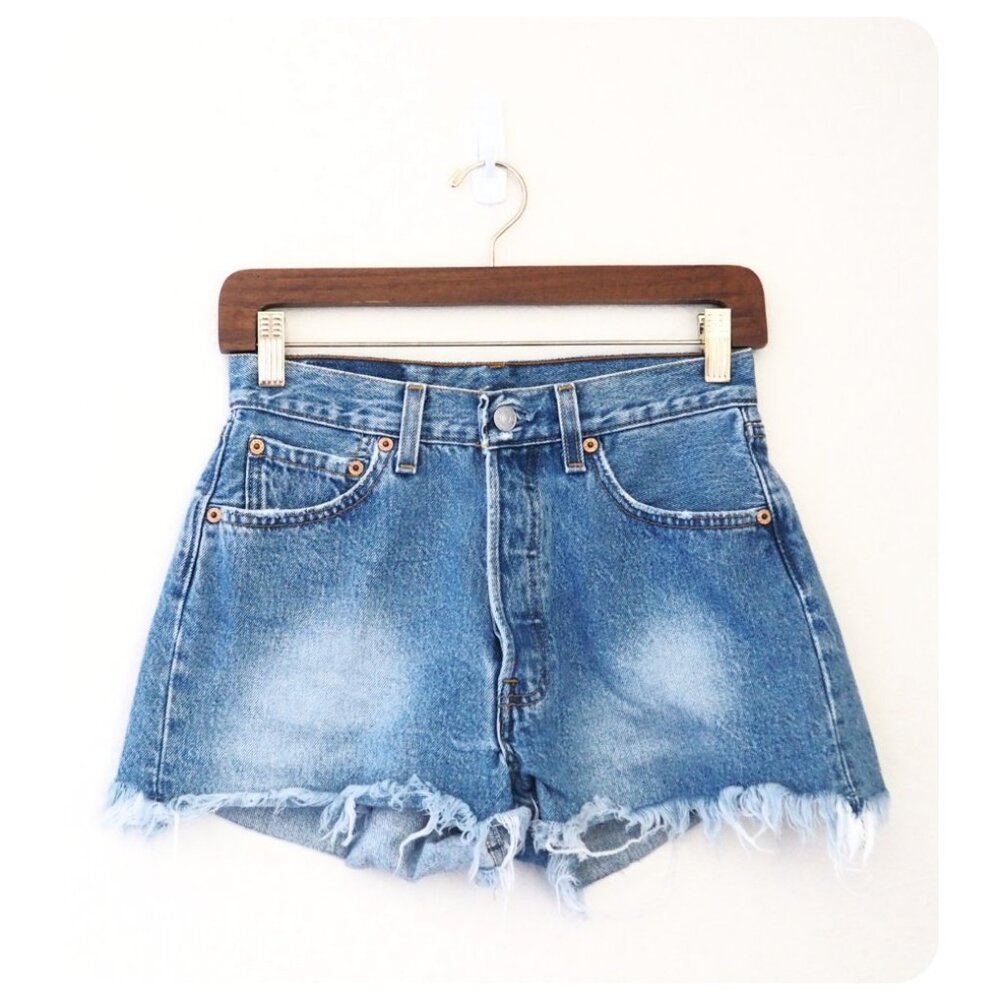 !! VTG Levi’s Button Fly Denim Raw Hem Cut Off Shorts sz W28